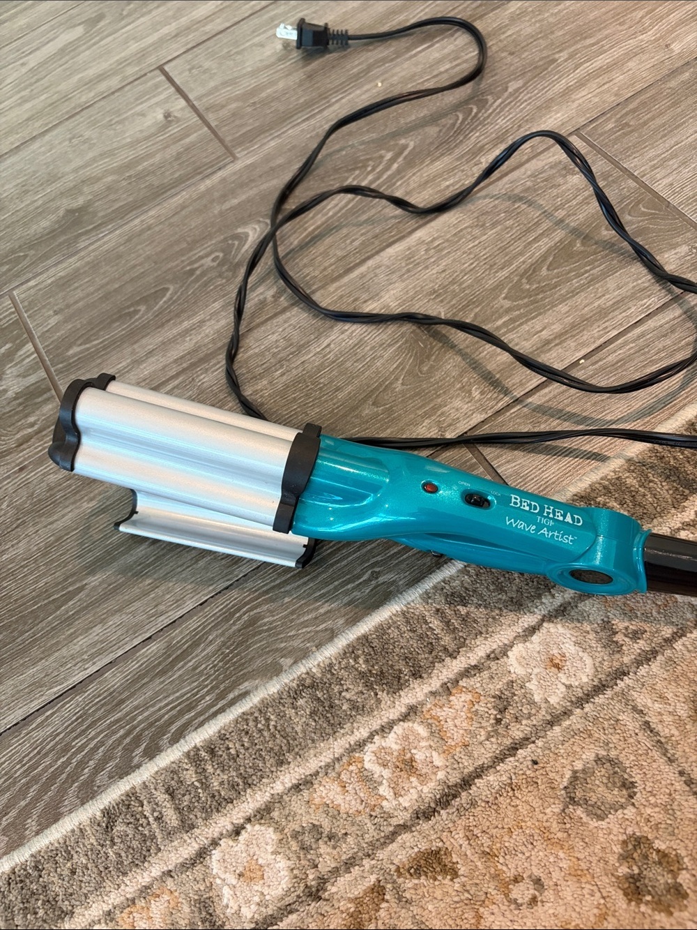 Bed Head Teal Wave Artist Triple Barrel Waver